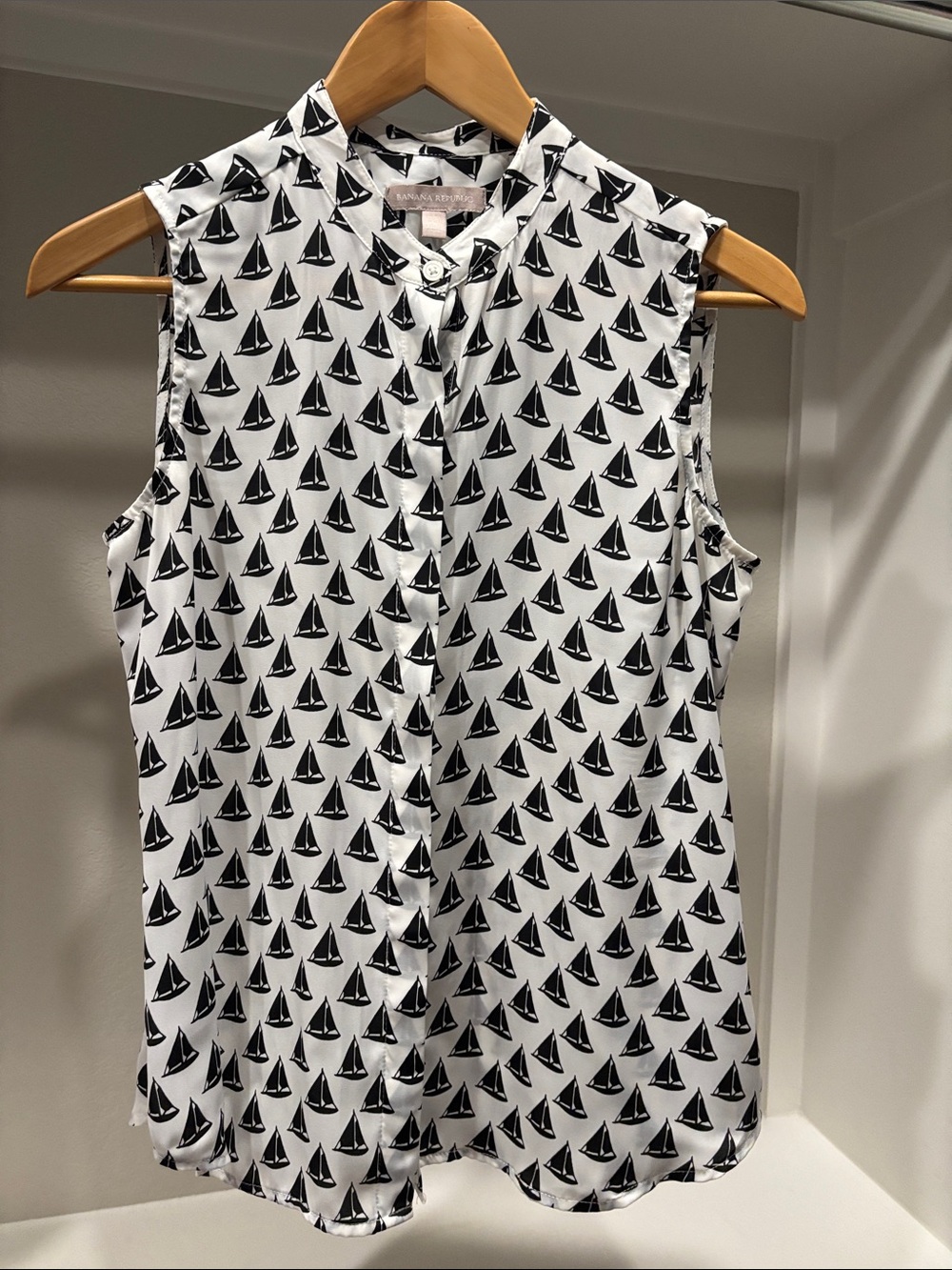 Banana Republic White Sleeveless Sailboat Print Blouse